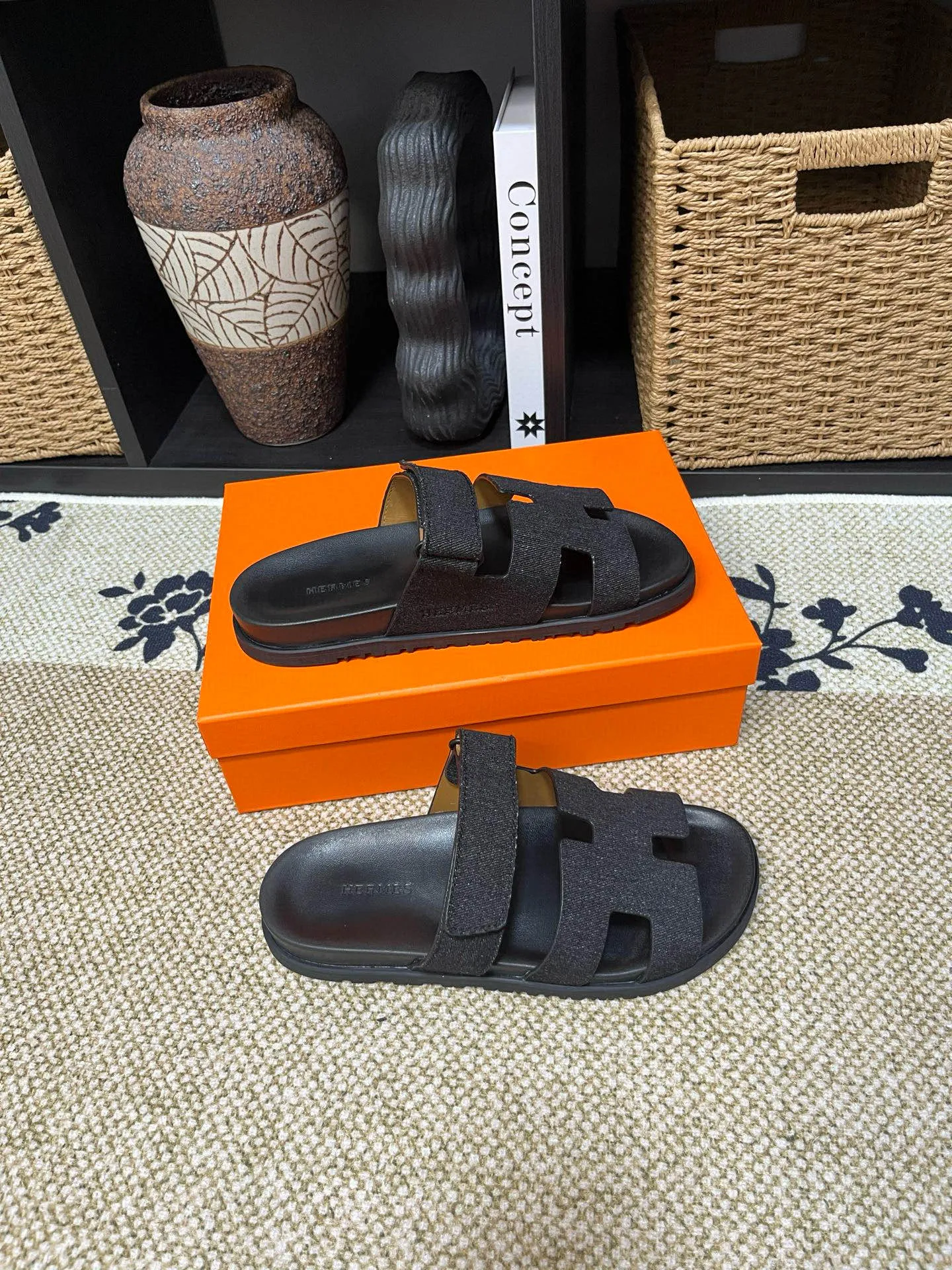 P300 Long-term stock Hermes men’s Kazimir slippers for couples - top quality woven calfskin functional sandals with intertwined uppers inspired by the “H” iconic pattern to create a casual look, perfect for summer. Imported cowhide + cowhide lining + TUP outsole Size: 35-46